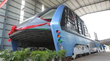 Bus listrik TEB-1 (Transit Elevated Bus) usai uji coba di Qinhuangdao, Hebei, Tiongkok, Rabu (3/8). Bus buatan Tiongkok ini dirancang khusus agar bisa mengangkangi kendaraan dibawahnya. (REUTERS)