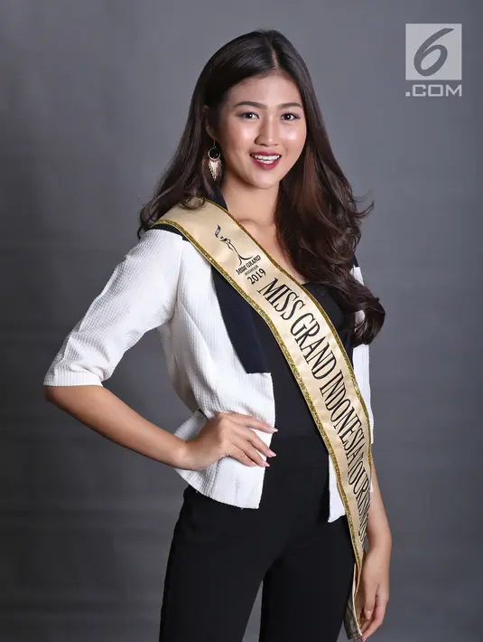 Runner up 1 Miss Grand Indonesia 2019 Cindy Yuliani berpose di Kantor KLY, Jakarta, Selasa (3/9/2019). Cindy Yuliani merupakan mahasiswi semester 4 di Universitas Pendidikan Nasional Bali. (Liputan6.com/Herman Zakharia)