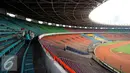 Pekerja membawa karung usai membersihkan tribun atas Stadion Gelora Bung Karno, Jakarta, Rabu (18/5/2016). Rencananya, Stadion GBK akan mulai direnovasi pada Juni mendatang terkaitpersiapan pelaksanaan Asian Games 2018. (Liputan6.com/Helmi Fithriansyah)