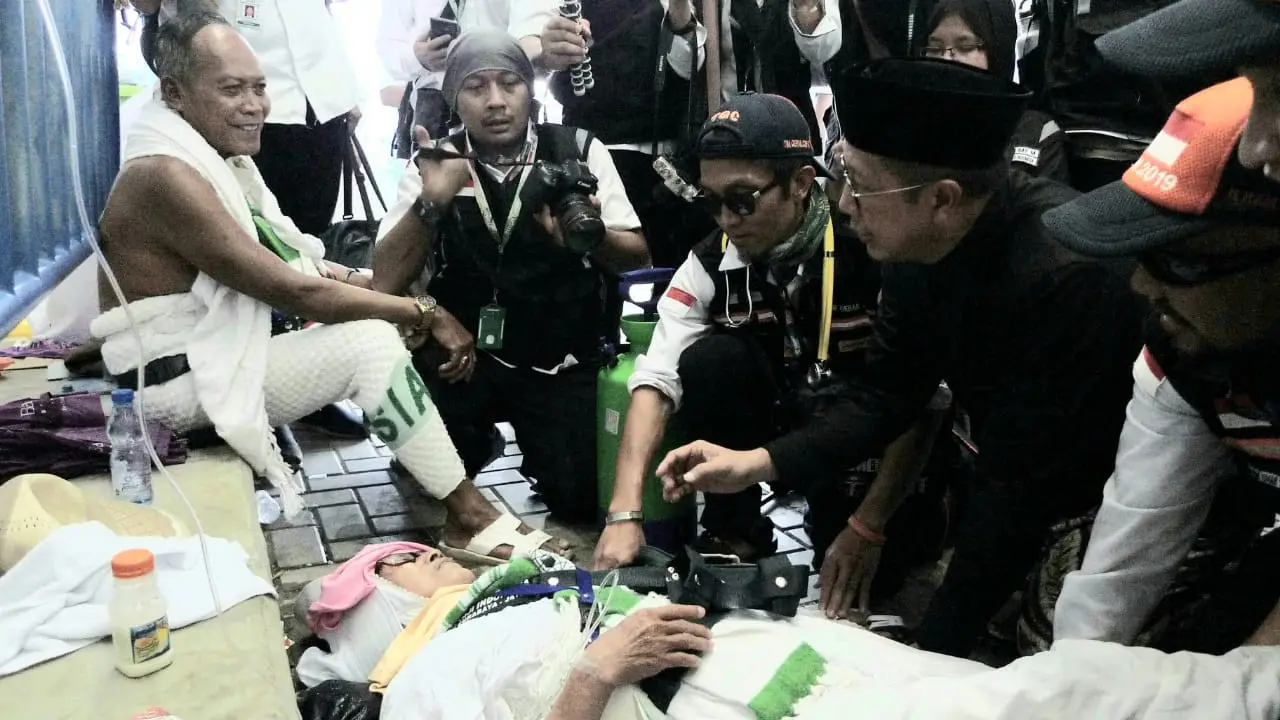 Menteri Agama Lukman Hakim Saifuddin menemui jemaah haji sakit di Mina. Darmawan/MCH