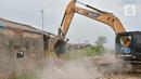 Petugas menggunakan alat berat saat pembebasan lahan proyek Jalan Tol CIbitung-CIlincing seksi 4 di kawasan Semper Timur, Cilincing, Jakarta Utara, Selasa (8/11/2022).  PT Cibitung Tanjung Priok Port Tollways (CTP Tollways) sebagai Badan Usaha Jalan Tol (BUJT) mencatat progres pembebasan lahan untuk seksi 4 sepanjang 7,28 km telah mencapai 100% dan ditargetkan pembangunannya selesai pada akhir tahun 2022. (Liputan6.com/Herman Zakharia)