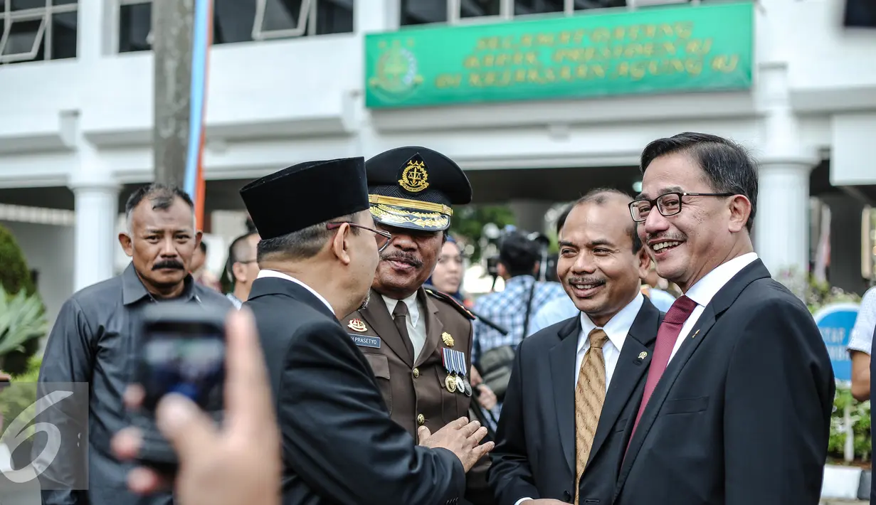 Jaksa Agung M. Prasetyo (ketiga kanan) berbincang dengan sejumlah menteri saat Peringatan Hari Bhakti Adhyaksa ke-55 di Kejaksaan Agung, Jakarta, Rabu (22/7/2015). (Liputan6.com/Faizal Fanani)