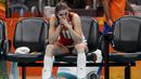 Atlet voli Belanda, Anne Buijs duduk bersedih usai pertandingan melawan tim Tiongkok pada semifinal Olimpiade Rio 2016 di Rio de Janeiro, Brasil, (18/8). Tiongkok menang dalam empat set atas Belanda (27-25, 23-25, 29-27, 25-23). (REUTERS/Ricardo Moraes)