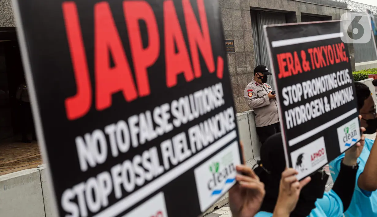 Polisi berjaga saat sejumlah orang yang tergabung dalam Walhi DKI menggelar aksi di depan Kedutaan Besar Jepang, Jakarta, Rabu (3/8/2022). Aksi simbolik tersebut bertepatan dengan pertemuan Japan Energy Summit di Tokyo yang masih memberikan solusi palsu mengatasi perubahan iklim. (Liputan6.com/Faizal Fanani)