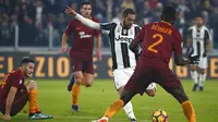 Aksi penyerang Juventus, Gonzalo Higuain (tengah) di tengah tekanan para pemain AS Roma, pada lanjutan Serie A 2016-2017, di Juventus Stadium, Minggu (18/12/2016) dini hari WIB.  (Reuters/Tony Gentile)