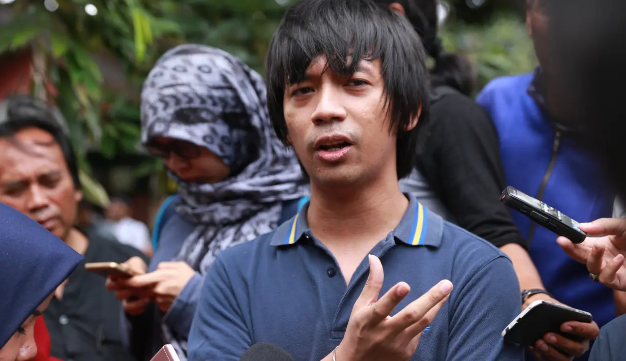 Rian sendiri sempat kaget mendengar kabar meninggalnya Yon Koeswoyo. Ia mengetahui kabar tersebut dari grup para penyanyi senior yang ditulis Glenn Fredly. (Adrian Putra/Bintang.com)