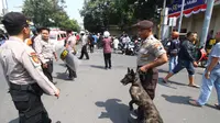 petugas kepolisian saat mengamankan bentrok antara massa mahasiswa dengan warga pada 15 Juli 2019 di perempatan Rajabali Malang (Liputan6.com/Zainul Arifin)
