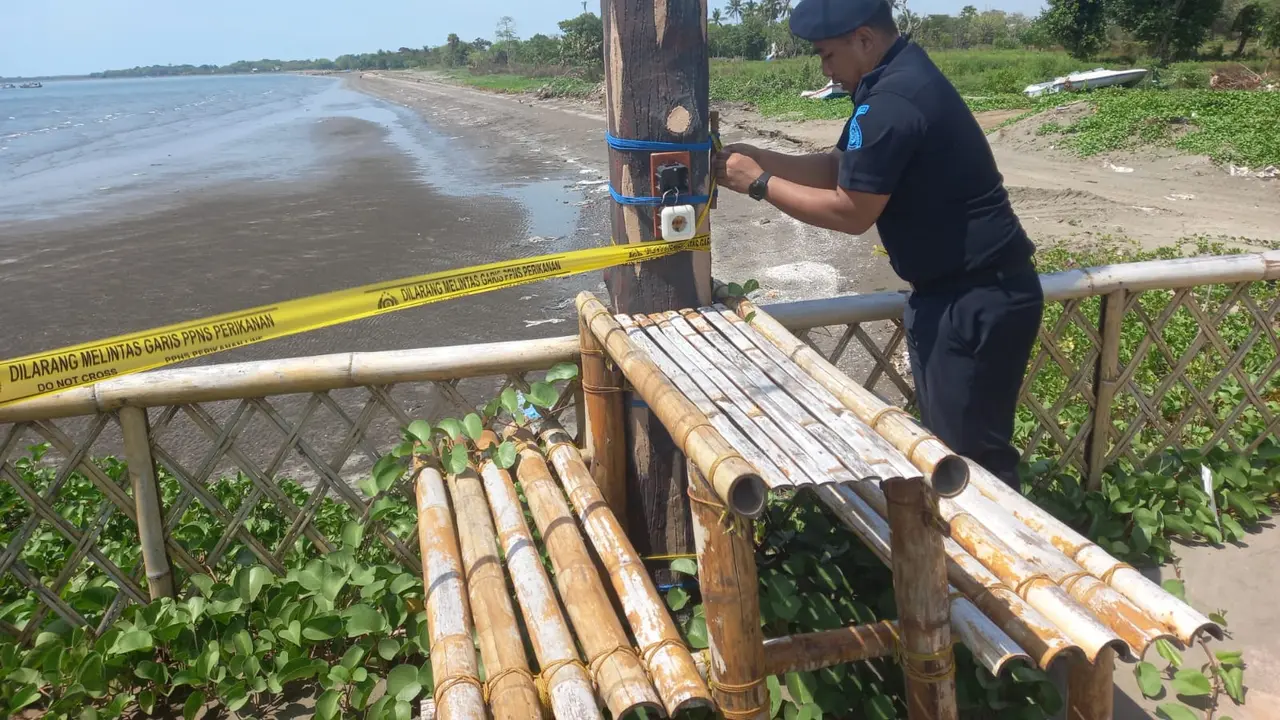 KKP melakukan penyegelan terhadap pembangunan tanggul abrasi pantai di Kabupaten Takalar, Sulawesi Selatan. Tanggul ini  dibangun dengan mereklamasi pantai kemudian memanfaatkannya untuk aktivitas wisata. (Dok KKP)