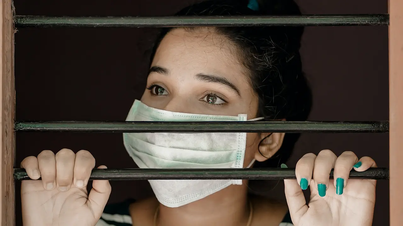 perempuan pakai masker