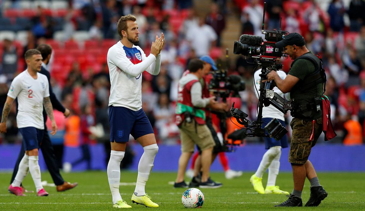 Striker Inggris, Harry Kane, menyapa suporter usai mengalahkan Bulgaria pada laga Kualifikasi Piala Eropa 2020 di Stadion Wembley, London, Sabtu (7/9). Inggris menang 4-0 atas Bulgaria. (AFP/Ben Stansall)