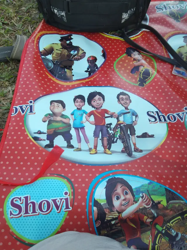 8 Potret Nama Karakter Kartun Typo di Sandal Hingga Tas Ini Bikin Geleng Kepala