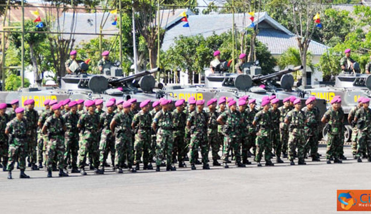 Citizen6, Surabaya: Brigadir Jenderal TNI A Faridz Washington menutup kepelatihan dalam Negeri tank Amfibi BMP-3F Korps Marinir di lapangan apel Karangpilang, Surabaya, Jumat (22/7). (Pengirim: Diyat Akmal)