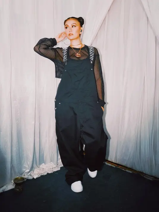 Sebelum mengenang masa lalu, Deddy Corbuzier memastikan kepada Agnez Mo kalau mereka pernah erpacaran. "Jujur jawabnya, kita pernah pacaran kan?," tanya Deddy. "Kita pacaran hampir tiga tahun," jawab Agnez. "Empat (tahun)," papar Deddy. (Instagram/agnezmo)