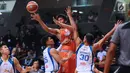 Pebasket NSH Jakarta, Raylly Pratama (kiri) mencoba lolos dari kawalan pemain Satria Muda Pertamina pada Perbasi Cup 2017 di Britama Arena, Jakarta, Rabu (8/11). NSH Jakarta kalah 67-83. (Liputan6.com/Helmi Fithriansyah)