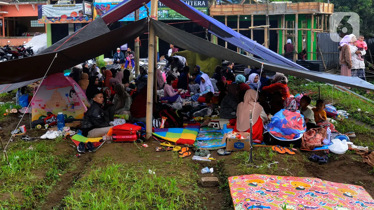 warga korban gempa cianjur mengungsi seadanya