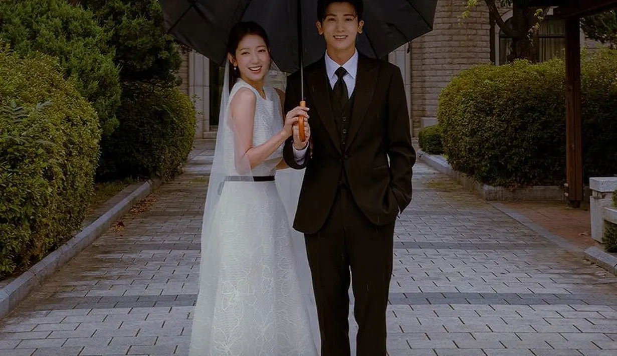 Gaun sleeveless tersebut dipadukan veil serta heels warna putih buckle silver, dengan rambut panjang yang diikat setengah. [@jtbcdrama]