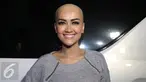 Julia Perez alias Jupe menunjukkan kepala pelontosnya saat ditemui di kawasan Kuningan, Jakarta, Senin (4/4/2016).  Hal ini dilakukan Jupe demi untuk memberi dukungan bagi perempuan pengidap kanker (Liputan6.com/Herman Zakharia)