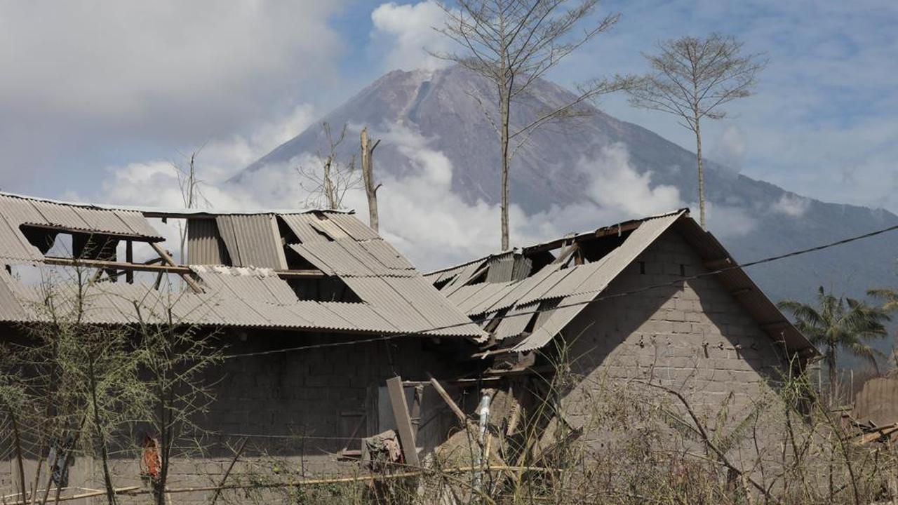 Kondisi Gunung Semeru masih mengeluarkan awan panas. (Dian Kurniawan/liputan6.com)