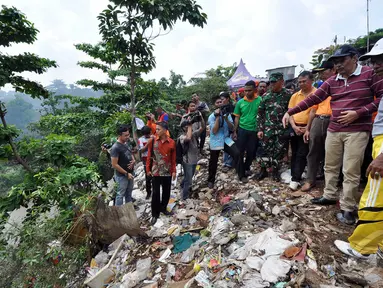 Wagub DKI, Djarot (kedua dari kiri) mengunjungi TPS sementara di Pejaten Timur, Jakarta, Minggu (21/12/2014). (Liputan6.com/Miftahul Hayat)