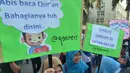 Para aktivis Quran Generation membawa beberapa poster saat aksi di Bundaran HI, Jakarta, Minggu (21/12/2014). (Liputan6.com/Herman Zakharia)