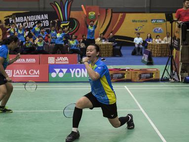 Ganda putri Exist, Jesita Miantoro / Melani Mamahit, merayakan kemenangan atas ganda Jaya Raya, Lanny Mayasari / Tryola Nadia, pada final tim beregu Pembangunan Jaya Cup 2019 di GOR Jaya Raya, Banten, Sabtu (21/12). Exist menang 3-1 atas Jaya Raya. (Bola.com/Vitalis Yogi Trisna)