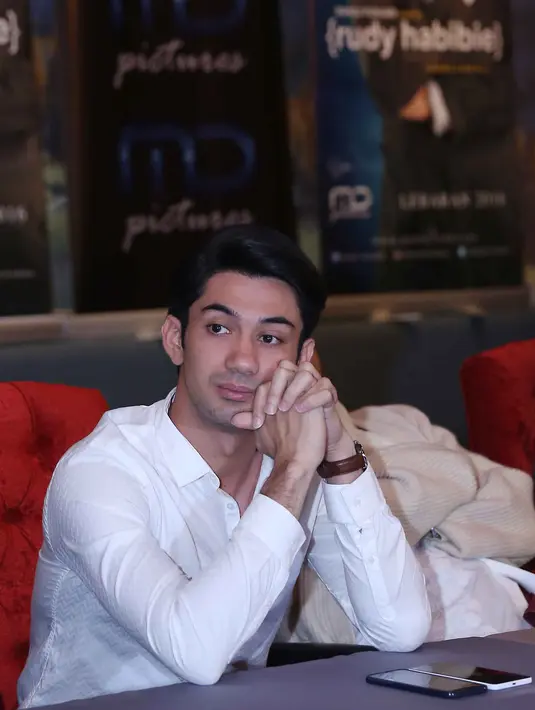 Reza Rahadian dipercaya B.J Habibie untuk mengembangkan aktingnya saking sudah dekatnya. Reza melakukan pendekatan kepada narasumber yang diperankannya demi mendalami perannya sebagai Habibie muda. (Nurwahyunan/Bintang.com)