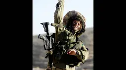 Tampak tentara wanita sedang melempar geranat saat bertempur di medan perang (Istimewa:flickr.com/Israel Defence Forces)