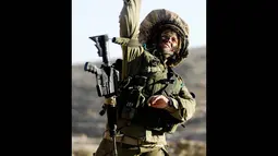 Tampak tentara wanita sedang melempar geranat saat bertempur di medan perang (Istimewa:flickr.com/Israel Defence Forces)