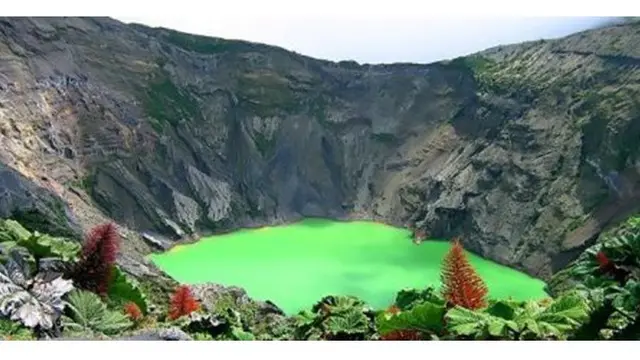 5 Danau Unik di Dunia dengan Visual Tak Biasa