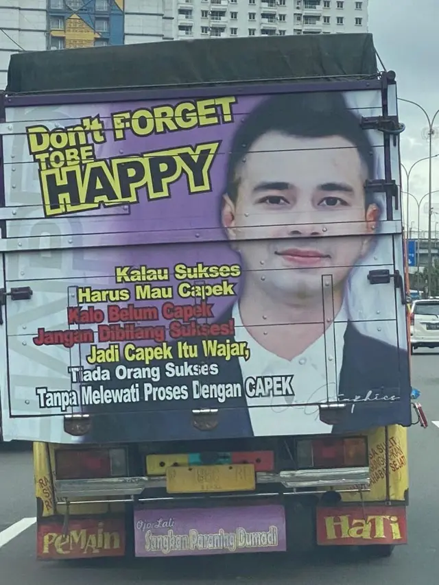 Gambar 5 Seleb Pria di Belakang Truk Ini Bikin Geleng Kepala