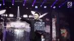 Demian bersiap melakukan aksi sulap saat tampil dalam acara SCTV Music Awards 2018 di Studio 6 Emtek, Jakarta, Jumat (27/4). Aksi sulap dari demian berhasil membuat tegang penonton. (Liputan6.com/Faizal Fanani)