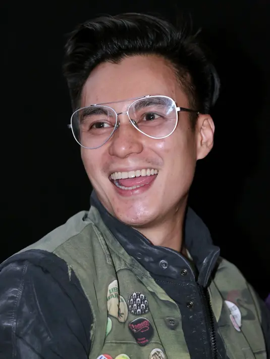 "Kalau puasa sih udah biasa sendiri juga. Tapi kalo misalkan ada pasangan pasti lebih menyenangkan. Bisa sama keluarga juga, keluarganya ada dua. Ada keluarganya dia juga," ucap Baim Wong. (Deki Prayoga/Bintang.com)