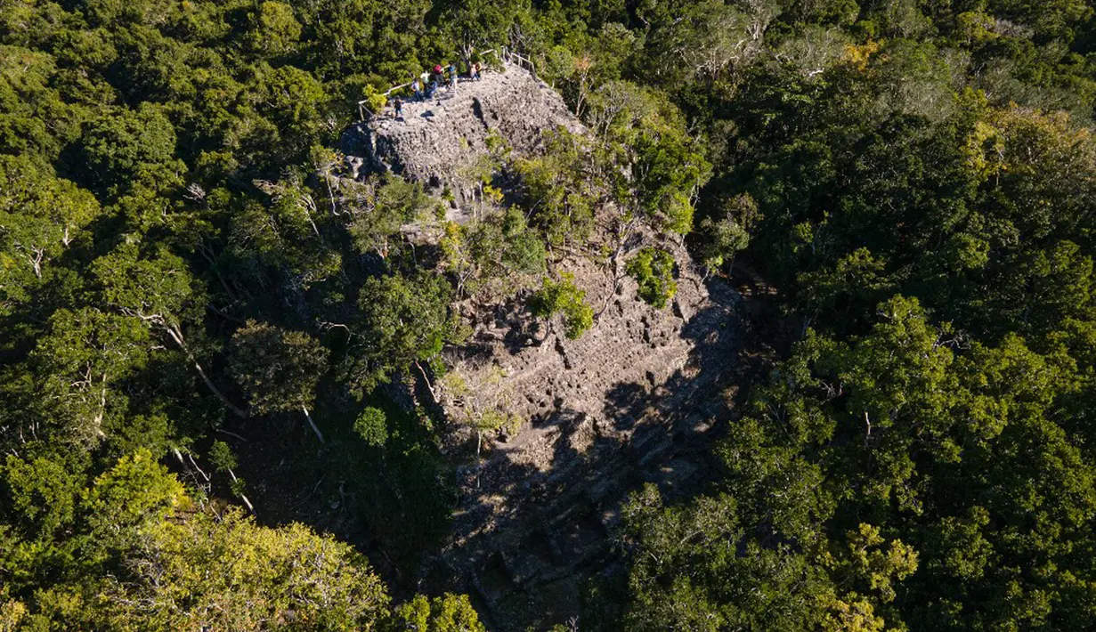 <p>Pemandangan udara areal Piramida La Danta di situs arkeologi El Mirador, San Adres, Guatemala, 17 Januari 2023. Salah satu piramida terbesar di dunia tersebut ditemukan di antara hutan yang luas Guatemala berkat bantuan teknologi. (Carlos ALONZO/AFP)</p>