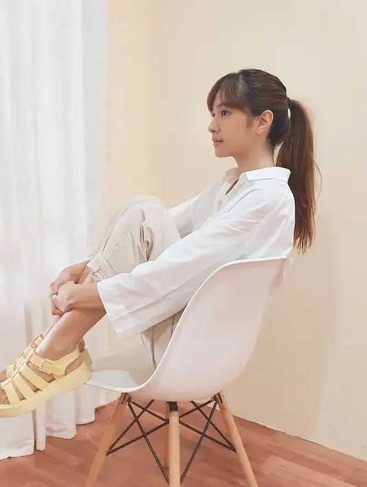 Beri warna pada alas kaki pada setelan atasan dan bawahan putih kita (Instagram @miktambayong)