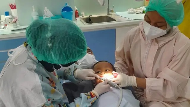 Anak ditemani orangtua ke dokter gigi. (Foto: Benedikta Desideria)