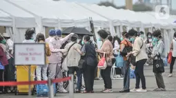 Warga melakukan pemeriksaan kesehatan gratis oleh tim medis kesehatan dari Kapal RS Peace Ark milik Tentara Pembebasan Rakyat China (PLA) di kawasan JICT 2 Tanjung Priok, Jakarta Utara, Selasa (15/11/2022). Layanan pengobatan gratis ini berlangsung hingga 18 November 2022 dan mampu melayani 500 warga tiap harinya. (merdeka.com/Iqbal S. Nugroho)