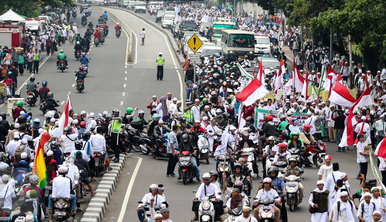 Massa aksi damai 4 November mulai bergerak menuju Masjid Istiqlal, Jakarta Pusat, yang dijadikan titik kumpul, Jumat (4/11). Rencananya, demonstran akan memulai aksinya seusai menunaikan salat Jumat berjemaah di Istiqlal. (Liputan6.com/Faizal Fanani)