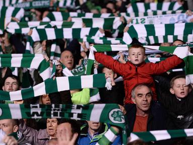 Fans Celtic membentangkan slayer sambil menyanyikan lagu "You'll Never Walk Alone" saat timnya bermain imbang 3-3 dengan Manchester City pada laga Grup C Liga Champion di Celtic Park stadium, Glasgow, Kamis (29/9/2016)dini hari WIB. (AFP/Oli Scarf)