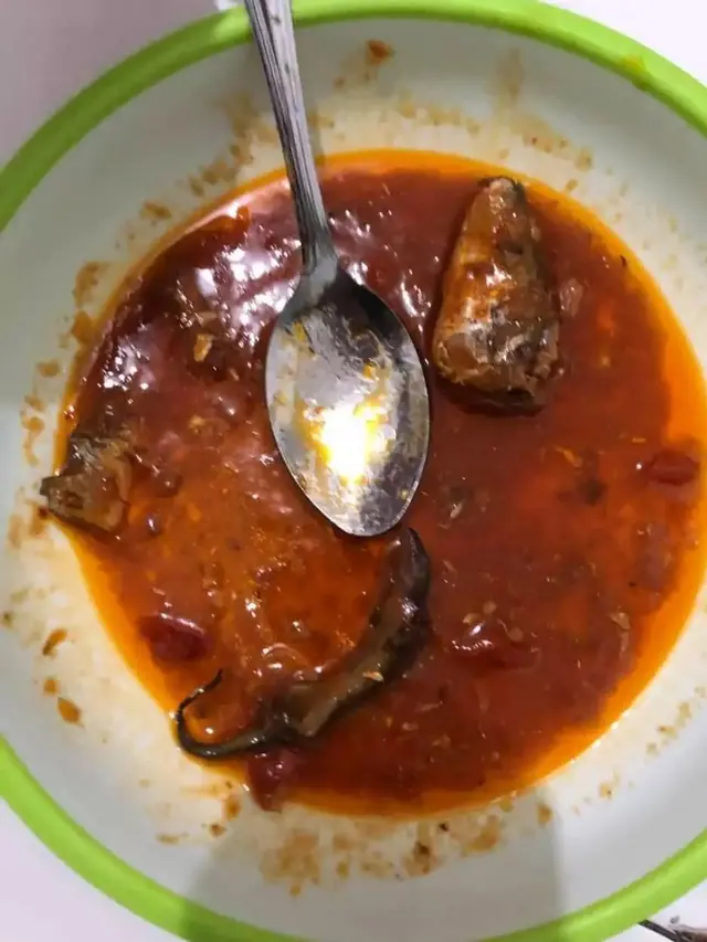 7 Benda Nyeleneh yang Ditemukan di Makanan Ini Bikin Hilang Fokus