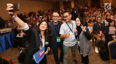 Aktris Dian Sastrowardoyo, Head of Corcomm PT Astra International Tbk Boy Kelana Soebroto, Ratu Sampah Sekolah Amilia Agustin dan Penular Virus Menulis Irwan Bajang berswa foto pada acara IdeaFest 2018 di JCC, Jakarta, Jumat (26/10) (Liputan6.com)