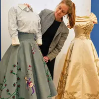 Pameran bertajuk "Queen Elizabeth II: Her Life in Style" telah diumumkan oleh Royal Collection Trust sejak 21 Juli 2025 lalu. Tampak dalam foto, Cecilia Oliver, Konservator Tekstil di Royal Collection Trust, menyesuaikan rok 'Poodle' yang dikenakan pada tahun 1951 oleh Ratu Elizabeth II, yang dipamerkan di pameran 'Queen Elizabeth II: Her Life in Style', di The King's Gallery, Istana Buckingham, London, Inggris, Kamis 9 April 2026. (AP Photo/Kirsty Wigglesworth)