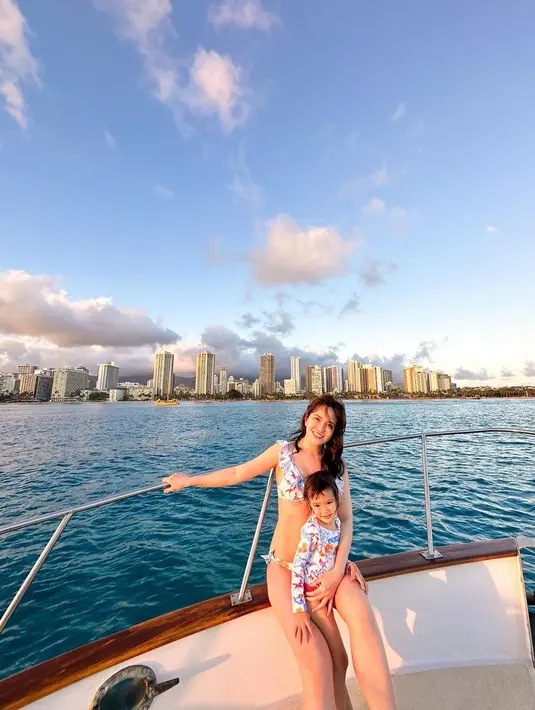 Seperti saat di atas kapal, Shandy Aulia kenakan bikini putih bermotif. Sedangkan Claire tampil menggemaskan dengan baju renang dengan motif serupa [@shandyaulia]