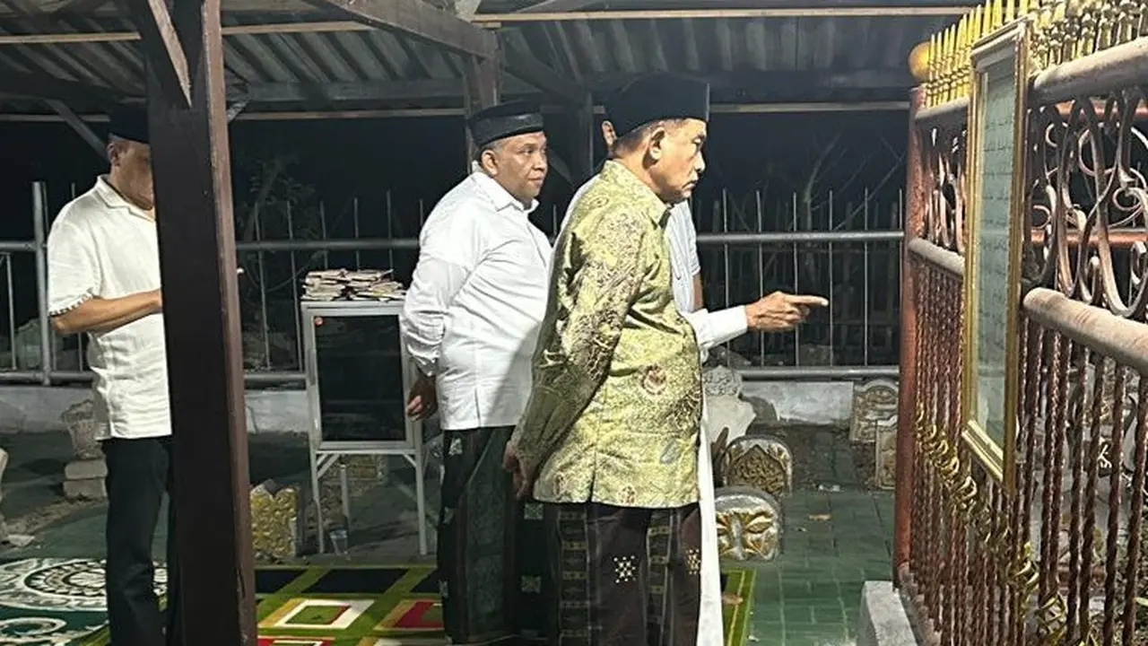Yusril Ihza Mahendra Diajak Ziarah ke Makam KH Abdullah Faqih