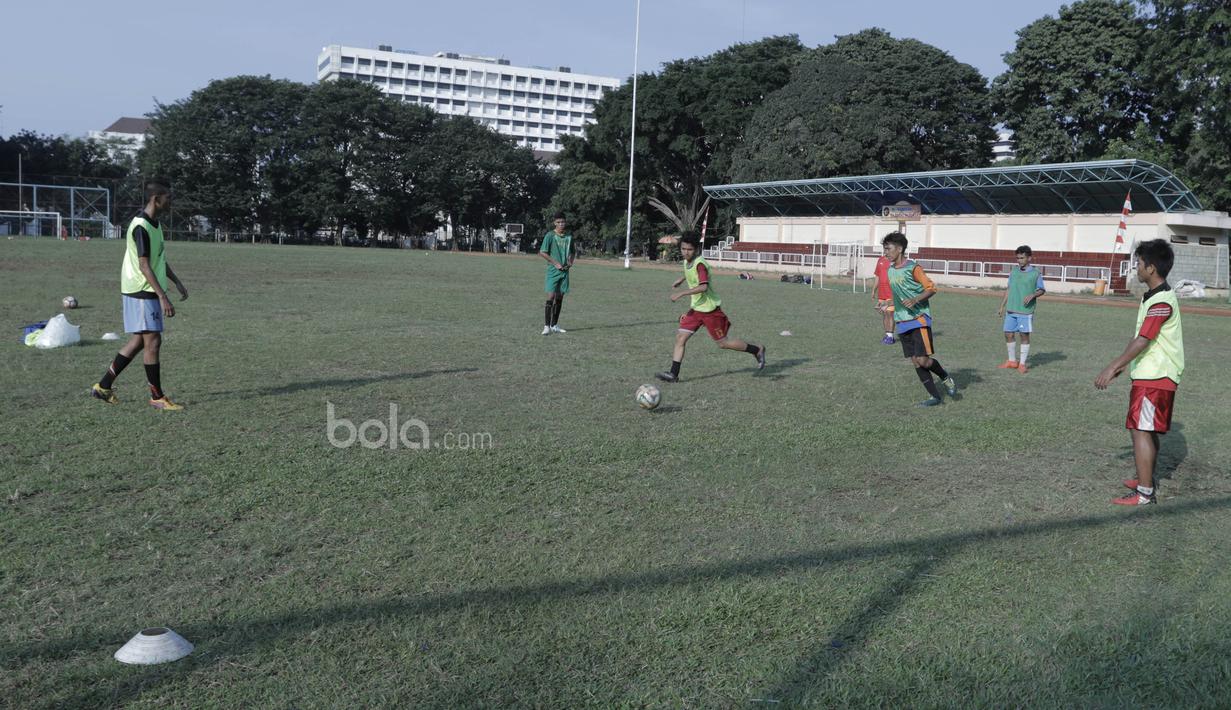 Sejumlah pemain Persija Jakarta U-17 melakukan sesi  latihan perdana usai libur lebaran di Lapangan Banteng, Jakarta, Sabtu (2/7/2017). Latihan tersebut untuk persiapan jelang Piala Suratin U-17. (Bola.com/M Iqbal Ichsan)