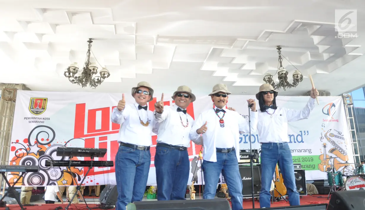 Sejumlah Aparatur Sipil Negara (ASN) berpose seusai mengikuti lomba bernyanyi dengan lipsync di  Halaman Balai Kota Semarang, Senin ( 22/4). Acara yang diikuti oleh sepuluh kelompok dari gabungan ASN yang bekerja di Pemkot Semarang ini turut menyemarakkan HUT Kota Semarang ke-472.  (Liputan6.com/Gho