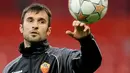 AS Roma's Serbia-Montenegrin forward Mirko Vucinic plays with the ball during trainig session at Manchester Old Trafford Stadium a day before their Champions League football match against MU, April 08 2008. AFP PHOTO /FILIPPO MONTEFORTE