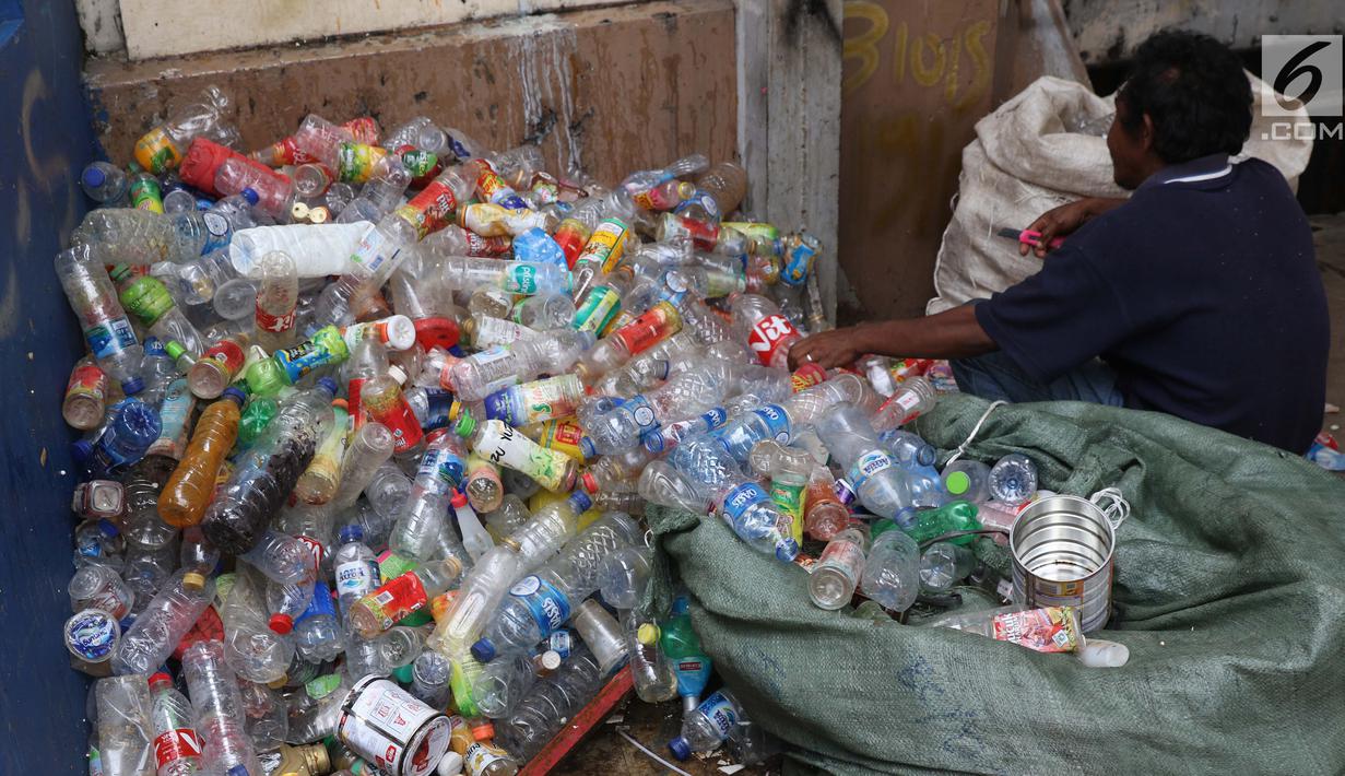FOTO Mengais Rezeki di Sela Sela Tumpukan  Sampah News 