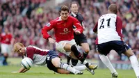 Gelandang Middlesborough, Gaizka Mendieta, berusaha menghadang pemain Manchester United, Christiano Ronaldo pada laga Premier League di Stadion Old Trafford, Manchester (03/10/2004). (AFP/Paul Barker)