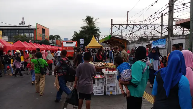 Pedagang memadati trotoar di depan Stasiun Tanah Abang (Liputan6.com/Anendya Niervana)