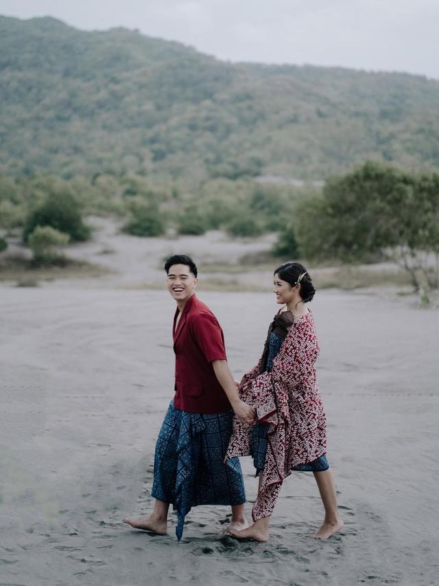 Untuk foto prawedding ini, Kaesang Pangarep dan Erina Gudono tak memilih pakaian adat namun keduanya mengenakan kain tradisional. (Foto: Instagram/@kaesangp)